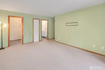 Primary has nice size walk in closet