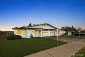 Welcome to this stunning duplex in Puyallup!