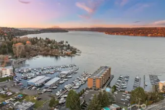 A front-row seat to Lake Washington—Spinnaker Bay Condominiums offer iconic waterfront living with marina access and expansive open-water views.