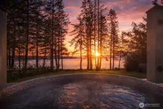 The property includes an Algonquin Round Cedar hot tub, Canadian-made and hand-built. The 6-foot diameter and 4-foot depth comfortably accommodate 4–6 people, making it suitable for both everyday use and small gatherings.