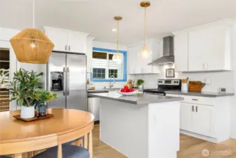 Open dining and kitchen space, great for entertaining!