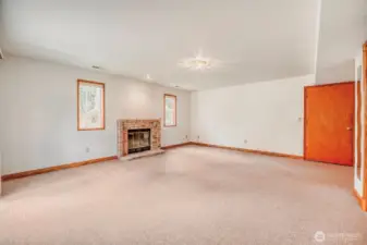 Flexible space ideal for media, work, or guests.