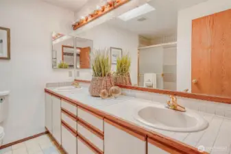 Private 5-piece primary bath enhances daily routines.