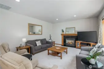 Family room w/gas fireplace
