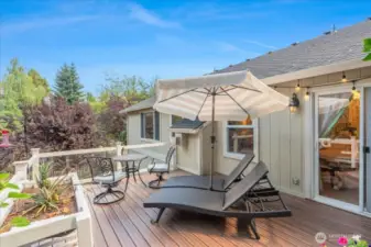 Deck with glass panel rail