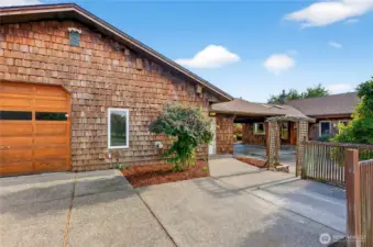Detached Garage with Living Quarters & Work Space