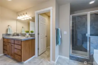 Spacious shower, separate toilet room