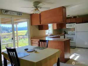 Dining area with a mountain and territorial view.