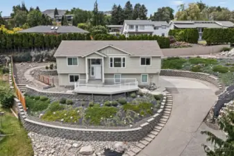 Discover your dream home with breathtaking views of the Columbia River and rolling hills. Perfect for real estate clients seeking a luxurious residence or a lucrative Air B&B investment, this property offers a blend of comfort, style, and spectacular scenery.