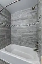 Tub/shower in the primary bath