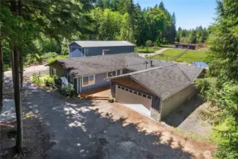 U-Shaped driveway with plenty of parking!