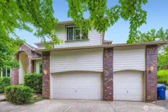 Unique 2-story, 2990sf home located on a .9 acre lot in a cul-de-sac with only 7 other homes in Renton in the Issaquah School System.