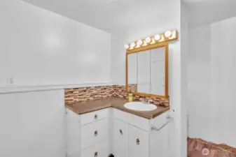 Always great to have cabinets and drawers in the bathroom