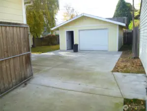 Large 2 car garage/shop