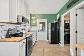 Beautifully updated kitchen! All appliances and Washer/dryer stay as well!