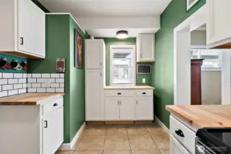 Nice Cabinets and plenty of them!