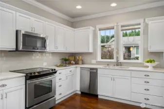 Clean and classic palette will never go out of style! Notic the beautiful trim and crown!
