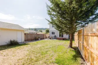 Fully fenced back yard/2 car garage