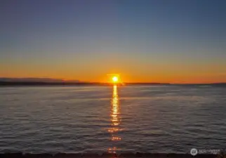 Don't let the sunset before viewing this lovely END UNIT Turnkey townhome.