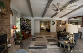 Large livingroom perfect for large crowds to entertain