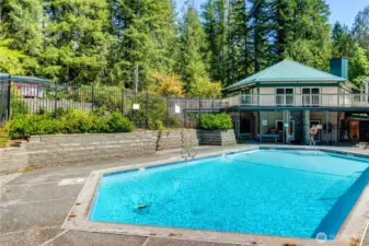 The Fireside Lodge is open year-round and offers a hot tub and sauna as well as a swimming pool.
