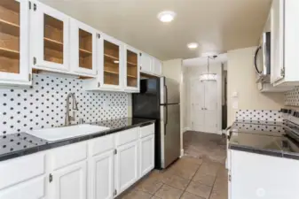 Stunning Kitchen with Designer touches. All appliances stay
