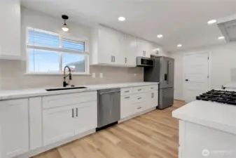 Soft close shaker cabinets and quartz