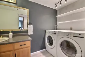 In-unit newer washer an dryer both stay!