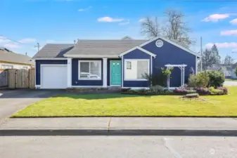 Craftsman Home Located In Enumclaw walk to parks shopping & dinner.