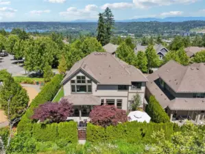 Minutes to Lake Sammamish, Downtown Issaquah & the mountains!