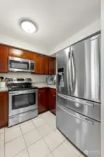 Nicely updated kitchen w/ stainless appliances that stay.