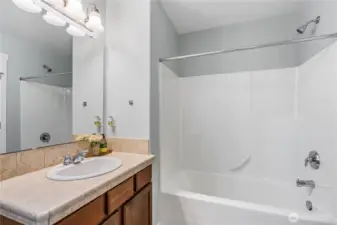 Upstairs full guest bath