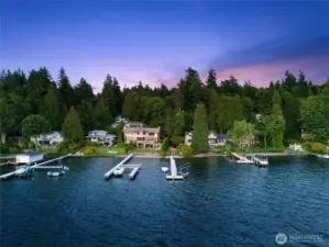 30 feet of shared waterfront - that also happens to be a great spot for watching Seafair!