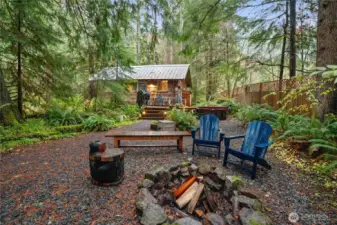 Sherpa cabin- private hot tub and BBQ pit