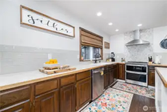 Dbl oven does not stay, seller will replace with a similar but single oven, stainless steel