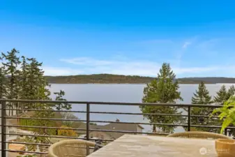 Photographs are for illustrative purposes only. Features, finishes, interior/exterior colors, landscaping and floorplan shown may vary from actual homes built