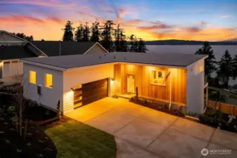 Photographs are for illustrative purposes only. Features, finishes, interior/exterior colors, landscaping and floorplan shown may vary from actual homes built