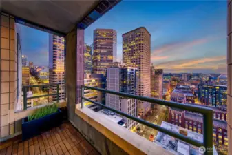Framed by the architecture of downtown, the terrace offers a protected vantage from the penthouse across Seattle’s layered skyline.