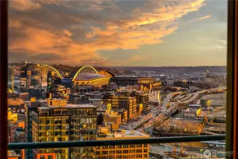 Seattle’s skyline becomes a living backdrop from the penthouse kitchen, reinforcing the commanding southern orientation.