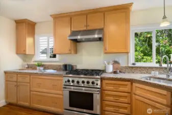 Modern cabinetry and sparkling stainless steel appliances!