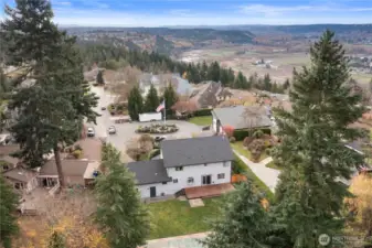 An absolutely beautiful neighborhood overlooking the valley!