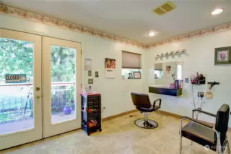 Salon is ready to go, or maybe you turn it in an entertainment area with a wetbar.