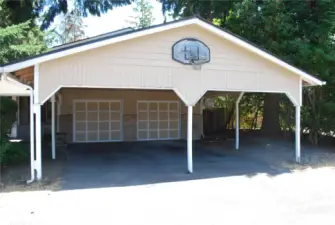 1,659 sqft, 3 bed, 2.5 bath, tri-level, all nestled on a large corner lot in south hill Puyallup. Location provides access to shopping, services, YMCA, Hwy 512, JBLM, and the Sounder train. Generous 2-car garage (easy to remove wall) and a 2-car carport makes it perfect for extra vehicles or hobby space.