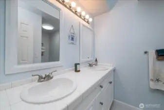 Upstairs full bath,
