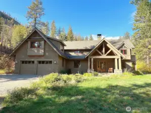 Luxury living meets year-round adventure in the heart of Mazama’s premier Wilson Ranch community.
