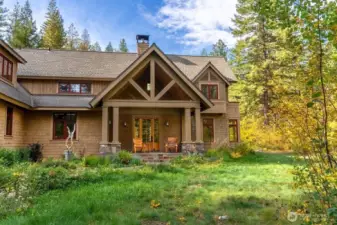 Nestled at the forest’s edge with Goat Wall rising in the distance, this luxury home offers stunning alpine views and direct access to Mazama’s year-round outdoor lifestyle.