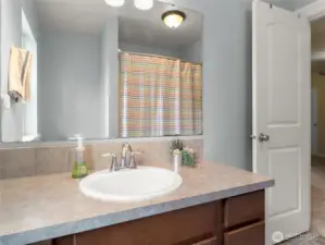 2nd floor full guest bathroom