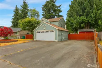 Plenty of room for RV or boat parking
