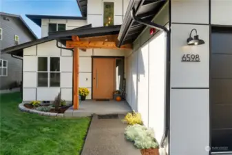 Home sits on tranquil lot at end of road