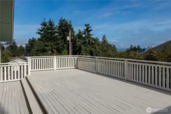 Deck off main floor kitchen/ dining areas